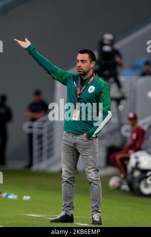 Al Sadd Manager, Xavi, gibt seinen Spielern während Al Sadd gegen Umm Salal in der QNB Stars League im Al Janoub Stadium, Katar, Anweisungen aus der Touchline. (Foto von Simon Holmes/NurPhoto) Stockfoto