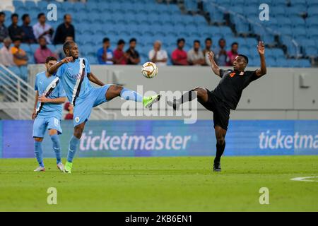 Lawrence Quaye und Abdelkarim Hassan gehen am 20 2019. September in der QNB Stars League im Al Janoub Stadium, Katar, für den Ball während Al Sadd gegen Umm Salal. (Foto von Simon Holmes/NurPhoto) Stockfoto