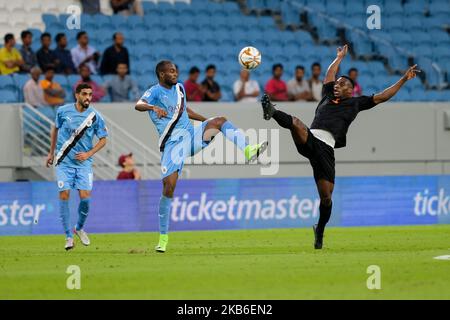 Lawrence Quaye und Abdelkarim Hassan gehen am 20 2019. September in der QNB Stars League im Al Janoub Stadium, Katar, für den Ball während Al Sadd gegen Umm Salal. (Foto von Simon Holmes/NurPhoto) Stockfoto