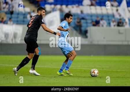 Akram Afif unter dem Druck von Adil Rhaili während Al Sadd gegen Umm Salal in der QNB Stars League am 20 2019. September im Al Janoub Stadium, Katar. (Foto von Simon Holmes/NurPhoto) Stockfoto