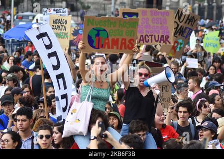 Am 20. September 2019 in Mexiko-Stadt, Mexiko, nehmen Menschen an einem protestmarsch gegen den Klimawandel Teil, der durch den globalen Streik am Freitag für die Zukunft in der Reforma Avenue angezichtert wurde. Rund 100 Länder wurden mobilisiert, um den Klimawandel zu bekämpfen. Die aktivistische Bewegung wird von jungen Menschen geführt, die anfangen, ihre ideale global zu überschreiten. (Foto von Eyepix/NurPhoto) Stockfoto