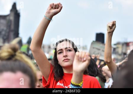 Am 20. September 2019 in Mexiko-Stadt, Mexiko, nehmen Menschen an einem protestmarsch gegen den Klimawandel Teil, der durch den globalen Streik am Freitag für die Zukunft in der Reforma Avenue angezichtert wurde. Rund 100 Länder wurden mobilisiert, um den Klimawandel zu bekämpfen. Die aktivistische Bewegung wird von jungen Menschen geführt, die anfangen, ihre ideale global zu überschreiten. (Foto von Eyepix/NurPhoto) Stockfoto