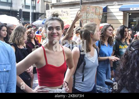Am 20. September 2019 in Mexiko-Stadt, Mexiko, nehmen Menschen an einem protestmarsch gegen den Klimawandel Teil, der durch den globalen Streik am Freitag für die Zukunft in der Reforma Avenue angezichtert wurde. Rund 100 Länder wurden mobilisiert, um den Klimawandel zu bekämpfen. Die aktivistische Bewegung wird von jungen Menschen geführt, die anfangen, ihre ideale global zu überschreiten. (Foto von Eyepix/NurPhoto) Stockfoto