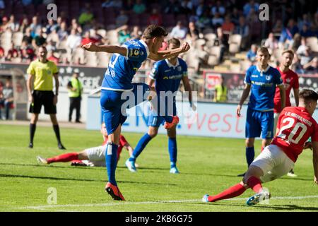 Tobias Müller von 1. Der FC Magdeburg schießt das erste Tor der Mannschaft im Jahr 3. Bundesliga-Spiel zwischen 1. FC Kaiserslautern und 1. FC Magdeburg im Fritz-Walter-Stadion am 21. September 2019 in Kaiserslautern. (Foto von Peter Niedung/NurPhoto) Stockfoto