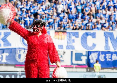 Der Teufel, Maskottchen von 1. FC Kaiserslautern zeigt Gesten vor dem 3. Bundesliga-Spiel zwischen 1. FC Kaiserslautern und 1. FC Magdeburg im Fritz-Walter-Stadion am 21. September 2019 in Kaiserslautern. (Foto von Peter Niedung/NurPhoto) Stockfoto