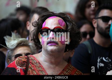 Protestkundgebung von LGBTQ-Mitgliedern und anderen Aktivisten ein Jahr nach der Tötung des schwulen Aktivisten Zak Kostopoulos am 21. September 2019 in Athen, Griechenland. ZAK Kostopoulos wurde am 21. September 2018 von dem Besitzer eines Juweliershodens und einem Passagier während eines Raubversuchs im Stadtzentrum von Athen zu Tode gelyncht. Amnesty International forderte eine transparente Untersuchung. (Foto von Giorgos Georgiou/NurPhoto) Stockfoto