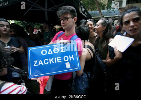 Protestkundgebung von LGBTQ-Mitgliedern und anderen Aktivisten ein Jahr nach der Tötung des schwulen Aktivisten Zak Kostopoulos am 21. September 2019 in Athen, Griechenland. ZAK Kostopoulos wurde am 21. September 2018 von dem Besitzer eines Juweliershodens und einem Passagier während eines Raubversuchs im Stadtzentrum von Athen zu Tode gelyncht. Amnesty International forderte eine transparente Untersuchung. (Foto von Giorgos Georgiou/NurPhoto) Stockfoto
