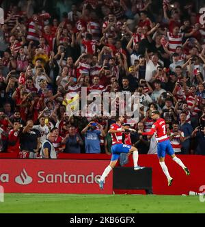 Antonio Puertas von Granada CF und Alvaro Vadillo von Granada CF feiern das zweite Tor gegen den FC Barcelona während des La Liga-Spiels zwischen Granada CF und FC Barcelona am 21. September 2019 im Nuevo Los Carmenes Stadion in Granada, Spanien. (Foto von Fermin Rodriguez/NurPhoto) Stockfoto