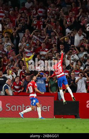 Alvaro Vadillo von Granada CF (Air) und Antonio Puertas von Granada CF feiern das zweite Tor gegen den FC Barcelona während des La Liga-Spiels zwischen Granada CF und FC Barcelona am 21. September 2019 im Nuevo Los Carmenes Stadion in Granada, Spanien. (Foto von Fermin Rodriguez/NurPhoto) Stockfoto