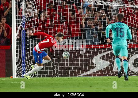 Alvaro Vadillo von Granada CF erzielt am 21. September 2019 im Stadion Nuevo Los Carmenes in Granada, Spanien, das zweite Tor beim Spiel der La Liga zwischen Granada CF und dem FC Barcelona. (Foto von Fermin Rodriguez/NurPhoto) Stockfoto