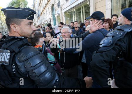 Demonstranten stehen den französischen Polizisten während einer regierungsfeindlichen Demonstration, die von der Bewegung „Gelbwesten“ (Gilets Jaunes) am 21. September 2019 in Paris aufgerufen wurde, gegenüber. Um von der Polizei nicht verhaftet zu werden, hatten sich die Demonstranten diesmal dafür entschieden, keine gelbe Weste zu tragen. Die Gelbwesten-Proteste, die oft zu gewalttätigen Zusammenstößen mit der Polizei führten, brachen im vergangenen November aus, wobei Demonstranten den französischen Präsidenten beschuldigten, distanziert zu sein und sich der Bedürfnisse des einfachen französischen Volkes nicht bewusst zu sein. (Foto von Michel Stoupak/NurPhoto) Stockfoto