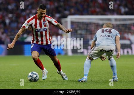 Angel Martin Correa vom Atletico de Madrid und Stanislav Lobotka vom Real Club Celta de Vigo während des La Liga-Spiels zwischen Atletico de Madrid und Real Club Celta de Vigo im Wanda Metropolitano Stadium in Madrid, Spanien. 21. September 2019. (Foto von A. Ware/NurPhoto) Stockfoto