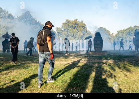 Demonstranten aus dem Schwarzen Block konfrontieren die Polizei inmitten des Tränengas im Parc de Bercy am Ende der Demonstration, während dieser Samstag, den 21. September 2019, Für Akt 45 Gelbe Westen, die einen großen Tag der nationalen Mobilisierung nach Paris mit dem Wunsch, die Champs-Elysées zurückzuerobern organisiert. Nachdem sie den ganzen Morgen vergeblich versucht hatten, sich im Zentrum von Paris zu versammeln, jedes Mal von der Polizei zerstreut, schlossen sich die Gelbwesten und der Schwarze Block dem von Ökologen organisierten marsch für das Klima an. Schnell brachen im Verlauf der PR Auseinandersetzungen zwischen dem Schwarzen Block und der Strafverfolgung aus Stockfoto