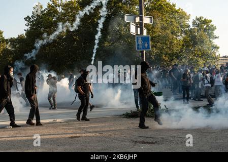 Am Ende der Demonstrationen im Park von Bercy nutzen die CRS das Lachgas, um den letzten Schwarzen Block, der ihnen gegenübersteht, zu zerstreuen, während dieser Samstag, den 21. September 2019, Für den Akt 45 der Gelbwesten, der einen großen Tag der nationalen Mobilisierung in Paris mit dem Willen zur Wiedereroberung der Champs-Elysées organisierte. Nachdem sie den ganzen Morgen vergeblich versucht hatten, sich im Zentrum von Paris zu versammeln, jedes Mal von der Polizei zerstreut, schlossen sich die Gelbwesten und der Schwarze Block dem von Ökologen organisierten marsch für das Klima an. Schnell kam es zu Zusammenstößen zwischen dem Schwarzen Block und den Strafverfolgungsbehörden Stockfoto