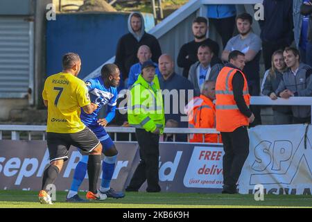 Jai Reason of Dover Athletic hält Gus Mafuta von Hartlepool United zurück ein angeblicher rassistischer Vorfall, an dem die Hartlepool United-Fans während des Vanarama National League-Spiels zwischen Hartlepool United und Dover Athletic am Samstag, dem 21.. September 2019, im Victoria Park, Hartlepool, beteiligt waren. (Foto von Mark Fletcher/MI News/NurPhoto) Stockfoto