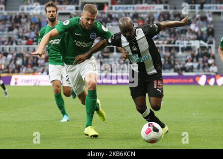 Jetro Willems von Newcastle United kämpft mit Adam Webster von Brighton & Hove Albion während des Premier League-Spiels zwischen Newcastle United und Brighton und Hove Albion am Samstag, dem 21.. September 2019 im St. James's Park, Newcastle, um den Ball. (Foto von Steven Hadlow/MI News/NurPhoto) Stockfoto