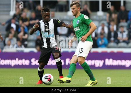 Christian Atsu von Newcastle United kämpft mit Pascal Gross von Brighton & Hove Albion während des Premier League-Spiels zwischen Newcastle United und Brighton und Hove Albion am Samstag, dem 21.. September 2019 im St. James's Park, Newcastle, um den Ball. (Foto von Steven Hadlow/MI News/NurPhoto) Stockfoto