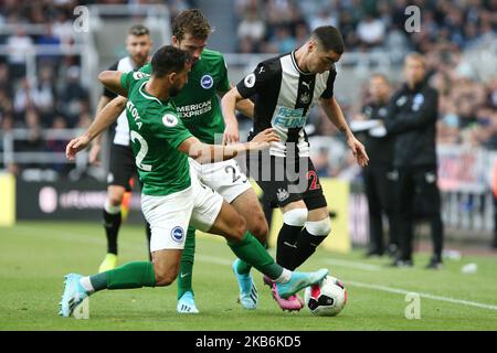 Martin Montoya von Brighton & Hove Albion tagt Miguel Almiron von Newcastle United während des Premier League-Spiels zwischen Newcastle United und Brighton und Hove Albion am Samstag, 21.. September 2019 im St. James's Park, Newcastle. (Foto von Steven Hadlow/MI News/NurPhoto) Stockfoto