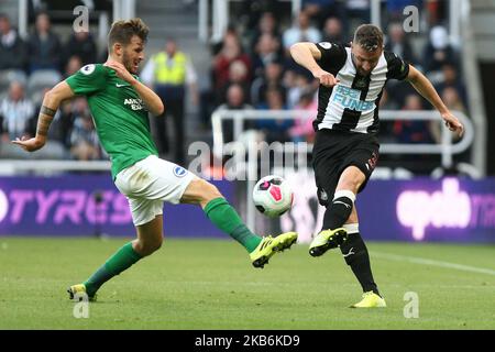 Paul Dumett von Newcastle United kämpft mit Pascal Gross von Brighton & Hove Albion während des Premier League-Spiels zwischen Newcastle United und Brighton und Hove Albion am Samstag, dem 21.. September 2019 im St. James's Park, Newcastle, um den Ball. (Foto von Steven Hadlow/MI News/NurPhoto) Stockfoto