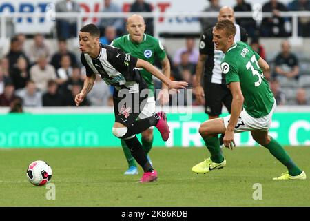 Miguel Almiron von Newcastle United kämpft mit Dan Burn von Brighton & Hove Albion während des Premier League-Spiels zwischen Newcastle United und Brighton und Hove Albion am Samstag, dem 21.. September 2019 im St. James's Park, Newcastle, um den Ball. (Foto von Steven Hadlow/MI News/NurPhoto) Stockfoto