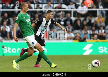 Miguel Almiron von Newcastle United kämpft mit Dan Burn von Brighton & Hove Albion während des Premier League-Spiels zwischen Newcastle United und Brighton und Hove Albion am Samstag, dem 21.. September 2019 im St. James's Park, Newcastle, um den Ball. (Foto von Steven Hadlow/MI News/NurPhoto) Stockfoto