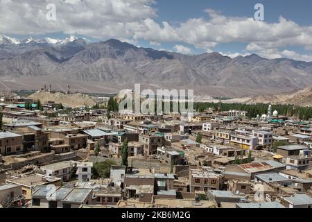 Ansicht eines Abschnitts der Stadt Leh im Indus-Tal in Ladakh, Jammu und Kaschmir, Indien, am 07. Juli 2014. Leh liegt auf einer Höhe von 3.524 Metern (11.562 Fuß) und war jahrhundertelang ein wichtiger Zwischenstopp auf Handelsrouten entlang des Indus-Tals zwischen Indien und China. (Foto von Creative Touch Imaging Ltd./NurPhoto) Stockfoto