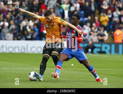 Matt Doherty von L-R Wolverhampton Wanderers und Jeffrey Schlupp von Crystal Palace während der englischen Premier League zwischen Crystal Palace und Wolverhampton Wanderers am 22. September 2019 im Selhurst Park Stadium, London, England (Foto by Action Foto Sport/NurPhoto) Stockfoto