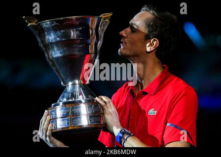 Daniil Medwedew aus Russland posiert mit der Trophäe, nachdem er am 22. September 2019 in Sankt Petersburg das Finale des St. Petersburg Open Tennisturniers gegen Borna Coric aus Kroatien gewonnen hatte. (Foto von Igor Russak/NurPhoto) Stockfoto