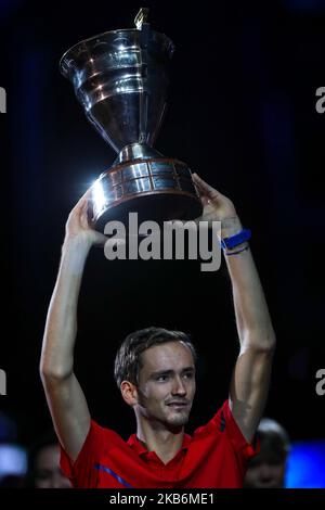 Daniil Medwedew aus Russland posiert mit der Trophäe, nachdem er am 22. September 2019 in Sankt Petersburg das Finale des St. Petersburg Open Tennisturniers gegen Borna Coric aus Kroatien gewonnen hatte. (Foto von Igor Russak/NurPhoto) Stockfoto