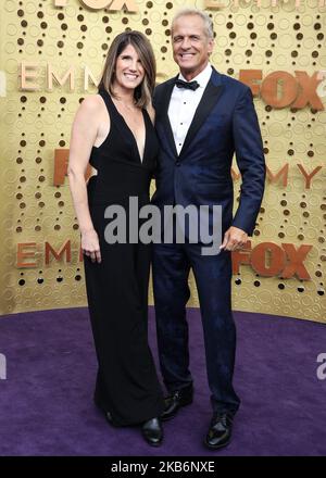 LOS ANGELES, KALIFORNIEN, USA - 22. SEPTEMBER: Mandy Fabian und Patrick Fabian kommen zu den jährlichen Primetime Emmy Awards 71. im Microsoft Theater L.A. Live am 22. September 2019 in Los Angeles, California, USA. (Foto von Xavier Collin/Image Press Agency/NurPhoto) Stockfoto