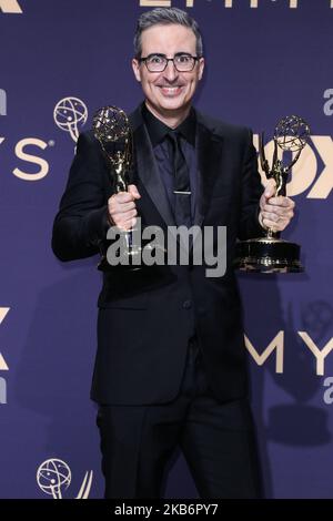 LOS ANGELES, KALIFORNIEN, USA - 22. SEPTEMBER: John Oliver posiert im Pressesaal bei den Annual Primetime Emmy Awards 71. im Microsoft Theater L.A. Live am 22. September 2019 in Los Angeles, California, USA. (Foto von Xavier Collin/Image Press Agency/NurPhoto) Stockfoto