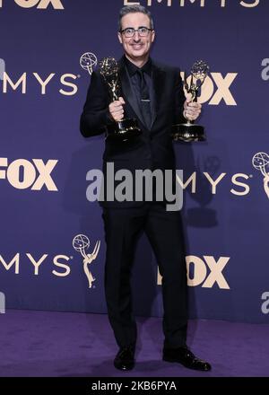 LOS ANGELES, KALIFORNIEN, USA - 22. SEPTEMBER: John Oliver posiert im Pressesaal bei den Annual Primetime Emmy Awards 71. im Microsoft Theater L.A. Live am 22. September 2019 in Los Angeles, California, USA. (Foto von Xavier Collin/Image Press Agency/NurPhoto) Stockfoto