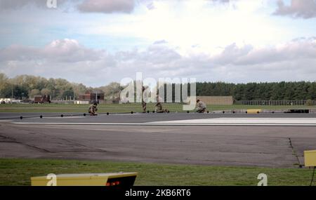 Die US Air Force Airmen, die der 48. Civil Engineer Squadron zugewiesen wurden, haben eine Barriere eingerichtet, die in Vorbereitung auf eine Zertifizierung auf der Fluglinie bei Royal Air Force Lakenheath, England, am 30. Oktober 2022 getestet werden soll. Die Zertifizierung der Barriere muss jährlich erfolgen, um sicherzustellen, dass das System im Falle eines Notfalls während des Fluges ordnungsgemäß funktioniert. (USA Foto der Luftwaffe von Staff Sgt. Gaspar Cortez) Stockfoto