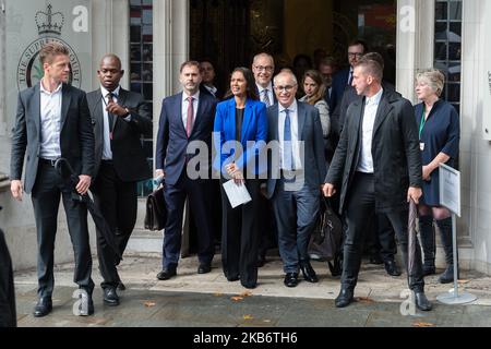 Die Rechtsanwalterin Gina Miller und ihr Rechtsteam vor dem Obersten Gerichtshof nach dem Urteil über die Klage gegen die Prorogation des Parlaments am 24. September 2019 in London, England. Der Oberste Gerichtshof entschied, dass die fünfwöchige Verunglisterung des Parlaments durch Premierminister Boris Johnson rechtswidrig sei. (Foto von Wiktor Szymanowicz/NurPhoto) Stockfoto