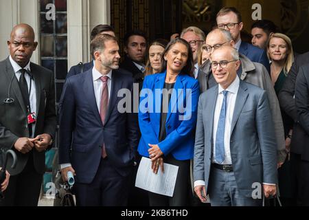 Die Rechtsanwalterin Gina Miller und ihr Rechtsteam vor dem Obersten Gerichtshof nach dem Urteil über die Klage gegen die Prorogation des Parlaments am 24. September 2019 in London, England. Der Oberste Gerichtshof entschied, dass die fünfwöchige Verunglisterung des Parlaments durch Premierminister Boris Johnson rechtswidrig sei. (Foto von Wiktor Szymanowicz/NurPhoto) Stockfoto