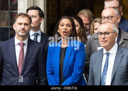 Die Rechtsanwalterin Gina Miller und ihr Rechtsteam vor dem Obersten Gerichtshof nach dem Urteil über die Klage gegen die Prorogation des Parlaments am 24. September 2019 in London, England. Der Oberste Gerichtshof entschied, dass die fünfwöchige Verunglisterung des Parlaments durch Premierminister Boris Johnson rechtswidrig sei. (Foto von Wiktor Szymanowicz/NurPhoto) Stockfoto