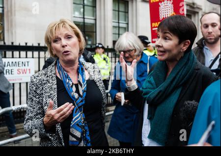 Die britische Führerin Anna Soubry (L) und die Abgeordnete der Grünen, Caroline Lucas (R), sprechen vor dem Obersten Gerichtshof mit den Medien, nachdem sie am 24. September 2019 in London, England, die Klage gegen das Parlament erhoben hatten. Der Oberste Gerichtshof entschied, dass die fünfwöchige Verunglisterung des Parlaments durch Premierminister Boris Johnson rechtswidrig sei. (Foto von Wiktor Szymanowicz/NurPhoto) Stockfoto