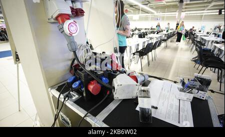 Vor dem Start des Hackyeah Hackathons in Warschau, Polen, am 18. September 2019 werden schwere elektrische Leitungen gesehen. Der Hackyeah Hackathon ist der größte stationäre Hackathon in Europa mit rund 2500 Teilnehmern, die an einem nächtlichen Hackathon teilnehmen, und über 100 Tausend Euro Preisgeld. (Foto von Jaap Arriens/NurPhoto) Stockfoto