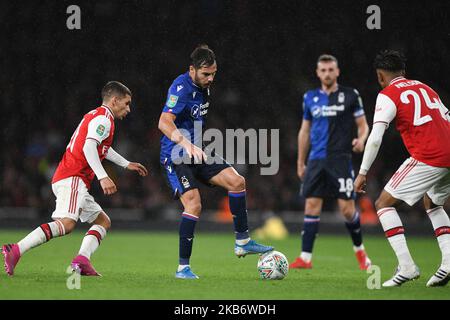 Yuri Ribeiro (2) aus Nottingham Forest kämpft mit Reiss Nelson (24) aus Arsenal während des Carabao Cup-Spiels zwischen Arsenal und Nottingham Forest am Dienstag, dem 24.. September 2019 im Emirates Stadium, London, um den Ball. (Foto von Jon Hobley/MI News/NurPhoto) Stockfoto