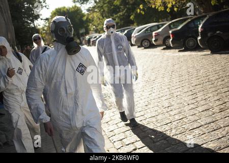 Mitglieder der rechtsextremen Gruppe Mlodziez Wszechpolska reinigen die Straßen nach der LGBT-Parade in Kalisz, Polen, am 22. September 2019. (Foto von Maciej Luczniewski/NurPhoto) Stockfoto