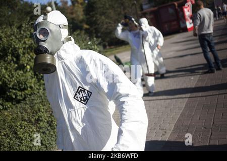 Mitglieder der rechtsextremen Gruppe Mlodziez Wszechpolska reinigen die Straßen nach der LGBT-Parade in Kalisz, Polen, am 22. September 2019. (Foto von Maciej Luczniewski/NurPhoto) Stockfoto