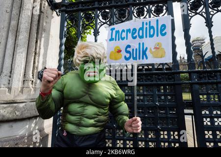 Der als Comic-Figur verkleidete Protestler The Incredible Hulk nimmt am 25. September 2019 in London, England, an Anti-Brexit-Protesten vor dem Parlamentsgebäude Teil. Das Unterhaus tagt heute nach dem Urteil des Obersten Gerichtshofs, wonach die fünfwöchige Verkündung des britischen parlaments durch Premierminister Boris Johnson im Vorfeld des EU-Ausgangs Ende Oktober rechtswidrig war. (Foto von Wiktor Szymanowicz/NurPhoto) Stockfoto