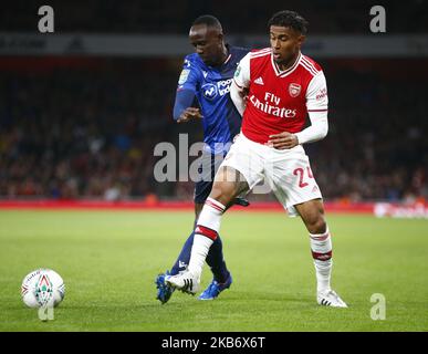 Reiss Nelson von Arsenal zankt sich am 24. September 2019 mit Albert Adomah von Nottingham Forest während des Carabao Cup Third Round zwischen Arsenal und Nottingham Forest im Emirates Stadium in London, England. (Foto von Action Foto Sport/NurPhoto) Stockfoto