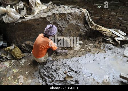 Ein nepalesischer Künstler erweicht Ton, um Clay Idol hinduistischer Gott und Göttin in Lalitpur, Nepal, am Mittwoch, 25. September 2019 zu machen. Tonidole werden zur Anbetung in verschiedenen Teilen des Kathmandu-Tals für die feiern transportiert. Dashain ist das glückverheißendste und größte gefeierte Fest in Nepal, das Hingabe an die Göttin Durga bietet, die in der hinduistischen Mythologie Macht und den Triumph des Guten über das Böse symbolisiert. Dashain ist ein 10-tägiges großes Fest der nepalesischen Hindu-Völker. (Foto von Narayan Maharjan/NurPhoto) Stockfoto