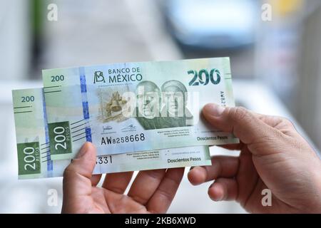 Ein Mädchen hält das neue Modell des mexikanischen Peso aus dem Jahr 200, das bereits von der mexikanischen Nationalbank am 25. September 2019 in Mexiko-Stadt, Mexiko, in Umlauf gebracht wird. Der mexikanische Peso von 200 ist der drittniedrigste Wert des mexikanischen Peso. Die Vorderseite ist dem historischen Stadium der Unabhängigkeit gewidmet, die Rückseite ist dem Ökosystem der Dickichte und Wüsten gewidmet (Foto by Eyepix/NurPhoto) Stockfoto