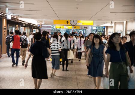Man sieht die Menschen in der U-Bahn von Tokio laufen. Tägliches Leben in Tokio, Japan am 25. September 2019 (Foto: Hristo Rusev/NurPhoto) Stockfoto