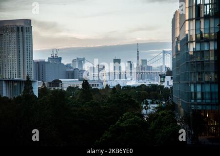 Sonnenuntergang über der Regenbogenbrücke, Koto City, Tokio am 25. September 2019. Die Regenbogenbrücke ist eine Hängebrücke, die die nördliche Bucht von Tokio zwischen Shibaura Pier und der Odaiba-Uferpromenade in Minato, Tokio, Japan, am 25. September 2019 überquert (Foto: Hristo Rusev/NurPhoto) Stockfoto