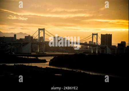 Sonnenuntergang über der Regenbogenbrücke, Koto City, Tokio am 25. September 2019. Die Regenbogenbrücke ist eine Hängebrücke, die die nördliche Bucht von Tokio zwischen Shibaura Pier und der Odaiba-Uferpromenade in Minato, Tokio, Japan, am 25. September 2019 überquert (Foto: Hristo Rusev/NurPhoto) Stockfoto
