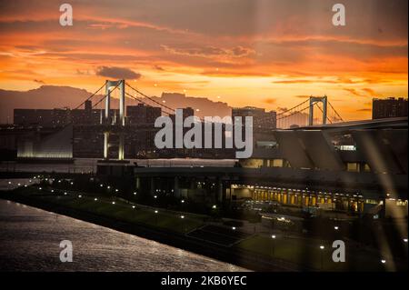 Sonnenuntergang über der Regenbogenbrücke, Koto City, Tokio am 25. September 2019. Die Regenbogenbrücke ist eine Hängebrücke, die die nördliche Bucht von Tokio zwischen Shibaura Pier und der Odaiba-Uferpromenade in Minato, Tokio, Japan, am 25. September 2019 überquert (Foto: Hristo Rusev/NurPhoto) Stockfoto