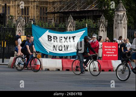 Eine Gruppe von Radfahrern fährt am 25. September 2019 in London, England, an einem Pro-Brexit-Protest vor dem Parlamentsgebäude vorbei. Das Unterhaus tagt heute nach dem Urteil des Obersten Gerichtshofs, wonach die fünfwöchige Verkündung des britischen parlaments durch Premierminister Boris Johnson im Vorfeld des EU-Ausgangs Ende Oktober rechtswidrig war. (Foto von Wiktor Szymanowicz/NurPhoto) Stockfoto